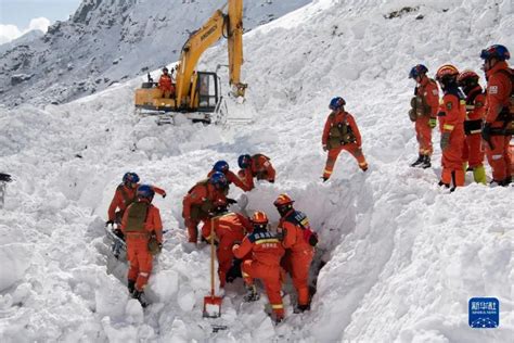 西藏察墨公路山崩地裂！